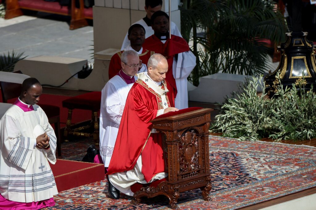 El Papa León XIV se arrodilla durante la Misa del Domingo de Ramos en la Plaza de San Pedro, en el Vaticano, el 29 de marzo de 2026. (Foto OSV News/Francesco Fotia, Reuters)