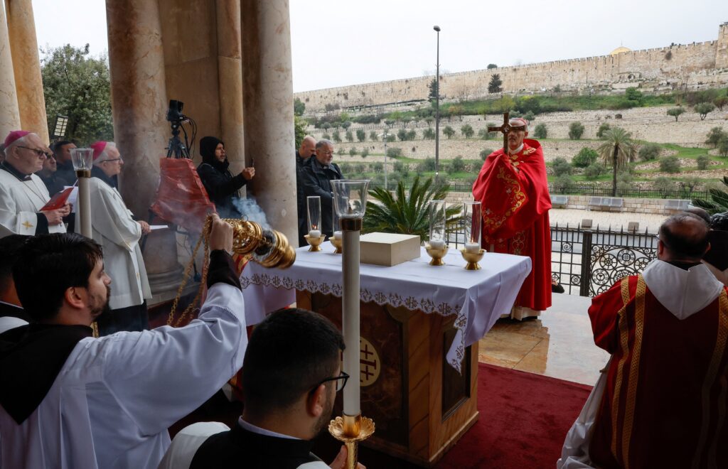 El cardenal Pierbattista Pizzaballa, patriarca latino de Jerusalén, celebra un servicio de oración para conmemorar el Domingo de Ramos, tras la cancelación de la tradicional procesión del Domingo de Ramos desde el Monte de los Olivos, en medio de las restricciones a las reuniones de grandes grupos y la guerra de Estados Unidos e Israel contra Irán, en Jerusalén, el 29 de marzo de 2026. (Foto OSV News/Ammar Awad, pool vía Reuters)