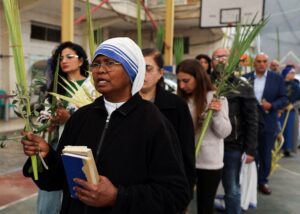 SPANISH GAZA CITY PALM SUNDAY | Angelus en Español Cristianos palestinos caminan en procesión mientras asisten a una Misa del Domingo de Ramos en la Iglesia de la Sagrada Familia, en la ciudad de Gaza, el 29 de marzo de 2026. (OSV News/Dawoud Abu Alkas, Reuters)