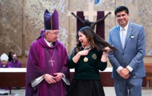 El actual superintendente de escuelas católicas Paul Escala y el arzobispo Gómez en la Misa de los premios de servicio cristiano en marzo de 2025, con Lucía López de St. Monica Preparatory en Santa Mónica. (Victor Alemán)