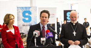 El exsuperintendente de escuelas católicas de Los Ángeles Kevin Baxter con el fallecido obispo auxiliar David O’Connell en una conferencia de prensa en 2015. (Victor Alemán)