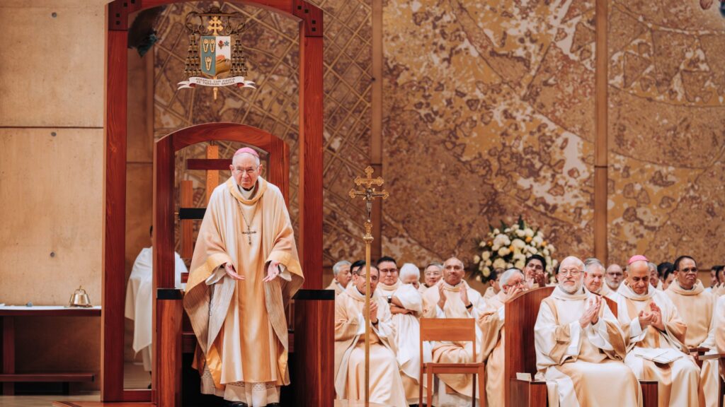 El arzobispo José H. Gómez sonríe al ser reconocido en una Misa que celebró el 25º aniversario de su ordenación episcopal el 26 de marzo de 2026 en la Catedral de Nuestra Señora de los Ángeles. (Isabel Cacho)