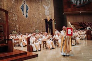 ABGAnniversaryMass-62-768x512 | Angelus en Español El arzobispo José H. Gómez muestra el mensaje y la bendición apostólica del Papa León XIV al final de la Misa del 26 de marzo de 2026. (Isabel Cacho)