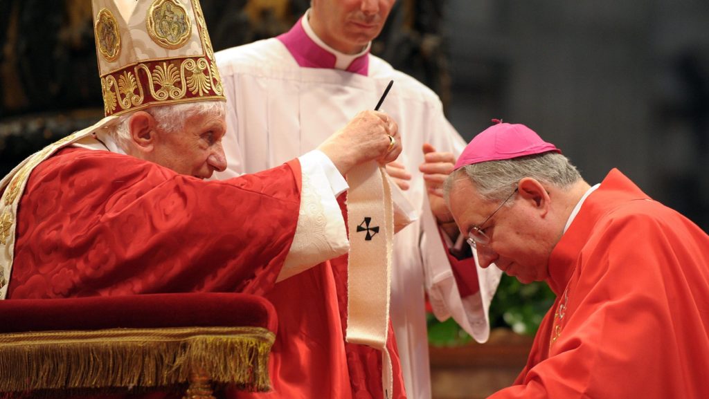 El papa Benedicto XVI entrega el palio al arzobispo José H. Gómez, de Los Ángeles, en la basílica de San Pedro del Vaticano, el 29 de junio. (Foto CNS/L'Osservatore Romano)