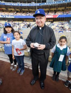 El arzobispo Gómez con estudiantes después de lanzar el primer lanzamiento en la Noche de Escuelas Católicas de los Dodgers de Los Ángeles en mayo de 2015. (Victor Alemán)