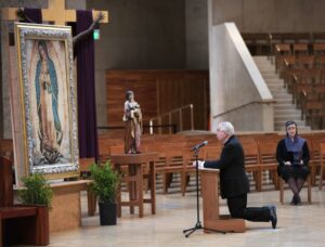 Mientras gran parte del mundo se detenía por la pandemia de COVID-19, el 19 de marzo de 2020, el arzobispo Gómez dirigió un servicio de oración transmitido en vivo desde la Catedral de Nuestra Señora de los Ángeles. (Victor Alemán)