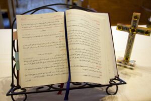 Un libro de oraciones en árabe descansa sobre el altar junto a una cruz después de la Misa en la iglesia St. Joseph en Pomona el 7 de marzo. (Kimmy Chacón)