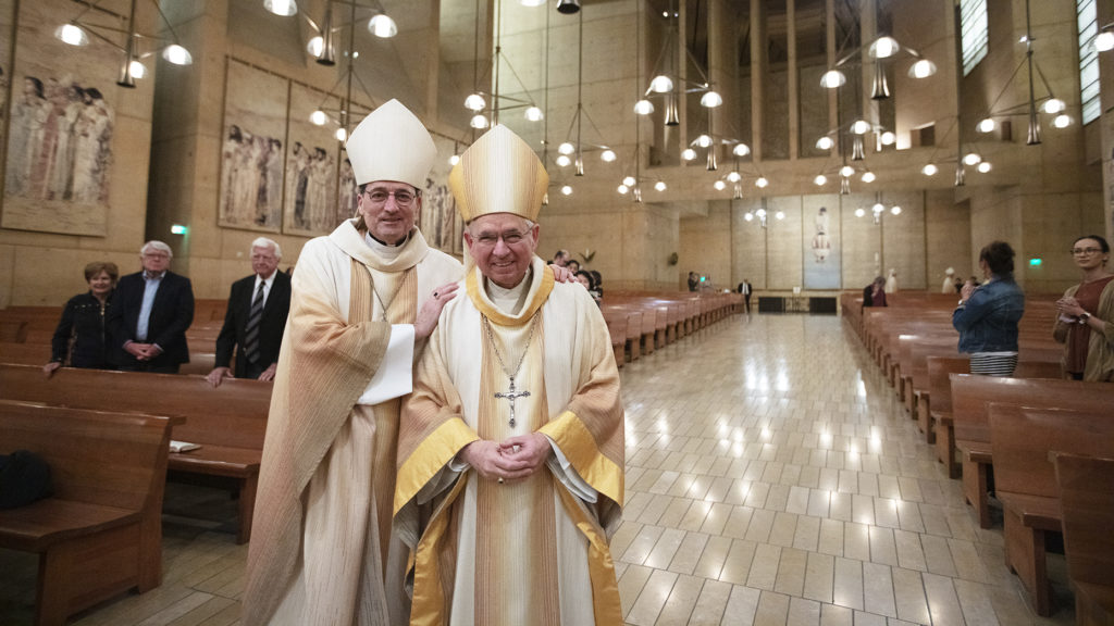 El entonces obispo auxiliar Joseph Brennan posa con el arzobispo José H. Gomez durante la misa de despedida de Brennan en marzo de 2019 para convertirse en el nuevo obispo de la diócesis de Fresno.