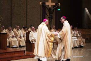 BISHOP_BRENNAN_FAREWELL_38_V1390422-1024x683 | Angelus en Español El obispo Joseph Brennan sobre su tiempo trabajando bajo el arzobispo Gomez: “Lo hice de buena gana, y lo volvería a hacer por él, porque es un hombre tan gentil, y es tan profundamente espiritual.” (Victor Alemán)