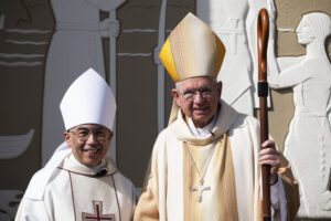 El obispo auxiliar Brian Nunes con el arzobispo Gómez en noviembre de 2023. Antes de convertirse en obispo, Nunes vivió y trabajó con el arzobispo durante ocho años mientras se desempeñaba como su secretario sacerdote y vicario general de la arquidiócesis. (Victor Alemán)