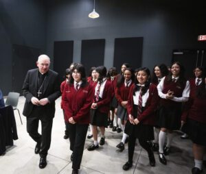 El arzobispo Gómez con estudiantes de secundaria durante una visita en 2024 a St. Pius X-St. Matthias Academy en Downey. (Victor Alemán)