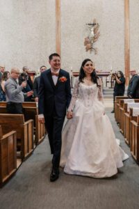 Daniel Hernandez camina por el pasillo con su esposa, Bryanna, después de casarse en 2024. (Foto proporcionada)