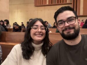 Jennifer Solares Gonzalez sonríe junto a su prometido, Charles, quien es católico. (Foto proporcionada)