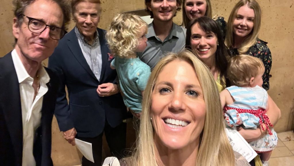 Jessica Rogers posa con amigos y miembros de su clase de OCIA en el Rito de Elección en la Catedral de Nuestra Señora de los Ángeles en febrero. (Foto proporcionada)
