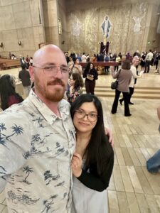 Malain Houmoeung posa con su prometido, Matt; ambos se convertirán al catolicismo en Pascua. (Foto proporcionada)