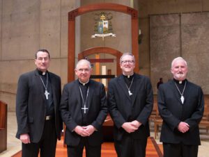 NEW_BISHOPS_1_A_124-1024x770 | Angelus en Español El arzobispo José H. Gómez posa con los «trillizos» nombrados por el papa Francisco como nuevos obispos auxiliares de Los Ángeles en 2015: el obispo Joseph Brennan, a la izquierda; el obispo Robert Barron, segundo por la derecha; y el obispo David O’Connell. (Víctor Alemán)