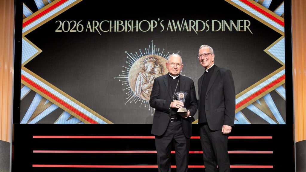 Como el obispo auxiliar en funciones con más años de servicio en Los Ángeles, el obispo Marc V. Trudeau entregó al arzobispo José H. Gomez su propio premio al final de la cena de los Premios del Arzobispo, el 11 de abril de 2026, en el Beverly Hilton Hotel. (Javier De León)