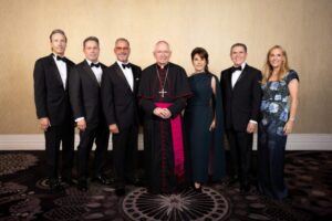 Los homenajeados de los Premios del Arzobispo 2026 junto al arzobispo José H. Gomez, de izquierda a derecha: David Fuhrman, Kevin Shannon, Joseph “Pep” Valdes, Karla Ahmanson y Bob Graziano & Wendy Watchell. (Javier De León)