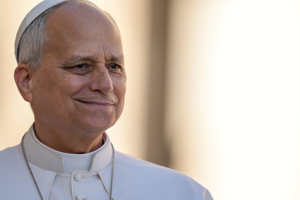 El Papa León XIV sonríe mientras saluda a los visitantes y peregrinos desde el papamóvil mientras recorre la plaza de San Pedro en el Vaticano antes de su audiencia general el 8 de abril de 2026. (Foto CNS/Lola Gómez)