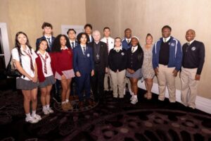 El obispo auxiliar Matt Elshoff junto a estudiantes de secundaria católica que sirvieron como voluntarios en la cena de los Premios del Arzobispo el 11 de abril de 2026. (Javier De León)