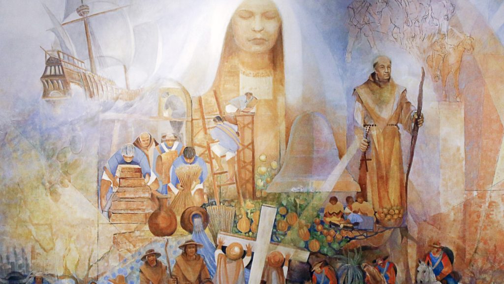 Un mural de Frank A. Martinez da la bienvenida a quienes entran a la Catedral de Nuestra Señora de los Ángeles en Los Ángeles. La representación muestra figuras de la California de inicios del siglo XVIII, incluyendo a San Junípero Serra (derecha) y pueblos originarios construyendo misiones y cosechando cultivos. La figura central en la parte superior es María. (CNS/Nancy Wiechec)