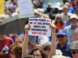 Una mujer sostiene un cartel durante una manifestación contra el suicidio asistido en Parliament Hill, en Ottawa, Ontario. (OSV News/Art Babych)