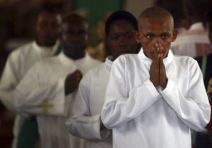 Integrantes de un coro rezan durante una Misa en la catedral principal de la ciudad portuaria de Bata, Guinea Ecuatorial, en una foto de archivo. El Papa León XIV visitó el país del 21 al 23 de abril. (OSV News/Amr Abdallah Dalsh, Reuters)