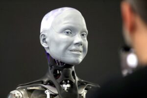 CES 2022 LAS VEGAS HUMANOID ROBOT | Angelus en Español Ameca, un robot humanoide de Engineered Arts, interactúa con asistentes en la entrada del Pabellón del Reino Unido durante CES 2022 en Las Vegas, el 6 de enero de 2022. (OSV News/Steve Marcus, Reuters)