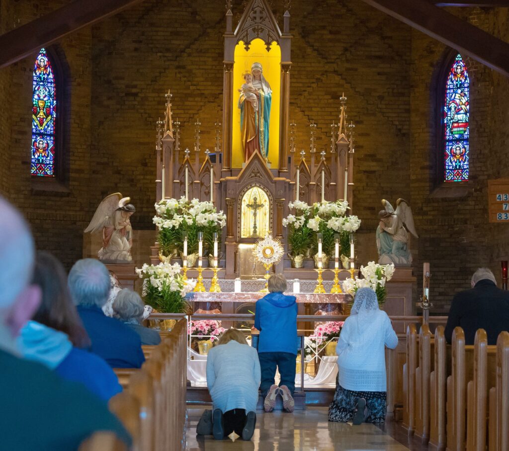 En esta fotografía de archivo se ve a unos fieles rezando durante la adoración del Santísimo Sacramento en el Santuario Nacional de Nuestra Señora del Buen Socorro, en Champion, Wisconsin. (Fotografía de archivo de OSV News/Sam Lucero)