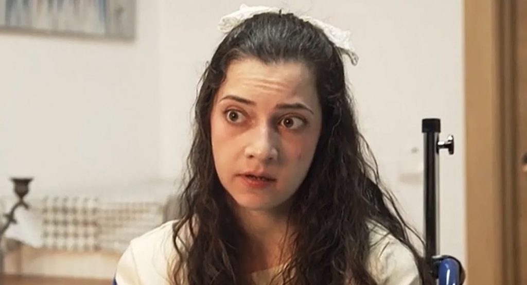 Noelia Castillo, una mujer española de 25 años que recibió autorización del gobierno catalán en 2024 para poner fin a su vida mediante eutanasia, murió el 27 de marzo de 2026 en un centro en Barcelona donde se le administró medicación para provocar la muerte. (Captura de pantalla de OSV News/Atresmedia Televisión)