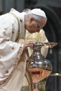El Papa León XIV sopla sobre el óleo crismal, un gesto que simboliza la infusión del Espíritu Santo, mientras celebra la Misa Crismal del Jueves Santo en la Basílica de San Pedro, en el Vaticano, el 2 de abril de 2026. Los óleos se utilizarán para los sacramentos del bautismo, la confirmación, la ordenación y la unción de los enfermos durante el próximo año. (Foto OSV News/Guglielmo Mangiapane, Reuters)