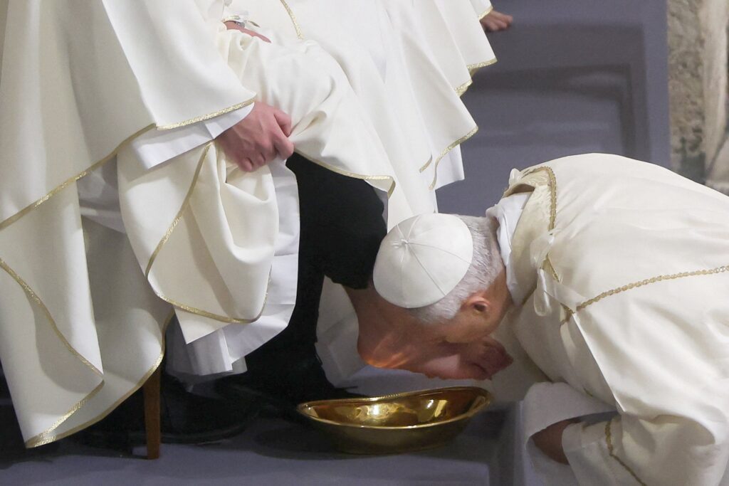 El papa León XVI besa el pie de un clérigo tras lavárselo, mientras celebra la Misa de la Cena del Señor del Jueves Santo en la Basílica de San Juan de Letrán, en el Vaticano, el 2 de abril de 2026. (Foto de OSV News/Vincenzo Livieri, Reuters)