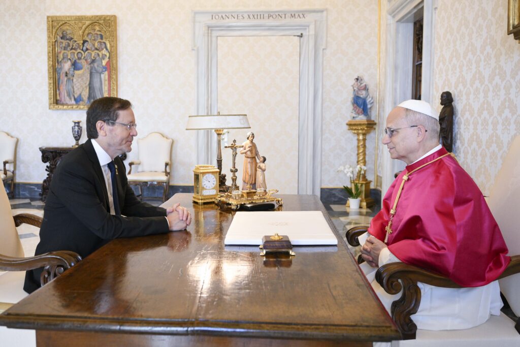 El papa León XIV y el presidente israelí Isaac Herzog se reúnen en la biblioteca del Palacio Apostólico del Vaticano el 4 de septiembre de 2025. El papa León habló por teléfono con Herzog y con el presidente ucraniano Volodymyr Zelenskyy el 3 de abril de 2026, Viernes Santo, instando a buscar soluciones diplomáticas y a prestar ayuda humanitaria en medio de los conflictos bélicos que asolan Oriente Medio y Europa. (Foto CNS/Vatican Media)