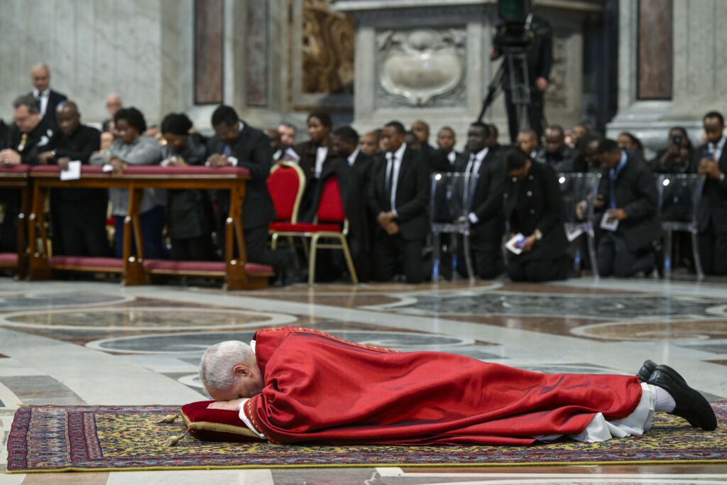 El Papa León XIV permanece postrado en un momento de la Liturgia de la Pasión del Señor del Viernes Santo en la Basílica de San Pedro, en el Vaticano, el 3 de abril de 2026. (Foto OSV News/Simone Risoluti, Vatican Media)
