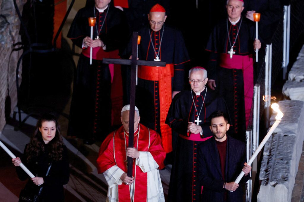 El Papa León XIV porta una cruz de madera mientras preside el Vía Crucis en el Coliseo de Roma, el 3 de abril de 2026. El Papa cargó la cruz curante las catorce estaciones del Vía Crucis. (Foto OSV News/Remo Casilli, Reuters)