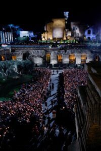SPANISH POPE LEO WAY OF CROSS COLOSSEUM | Angelus en Español Los fieles se reúnen a la llegada del Papa León XIV para presidir el Vía Crucis en el Coliseo de Roma el 3 de abril de 2026. (Foto OSV News/Remo Casilli, Reuters)