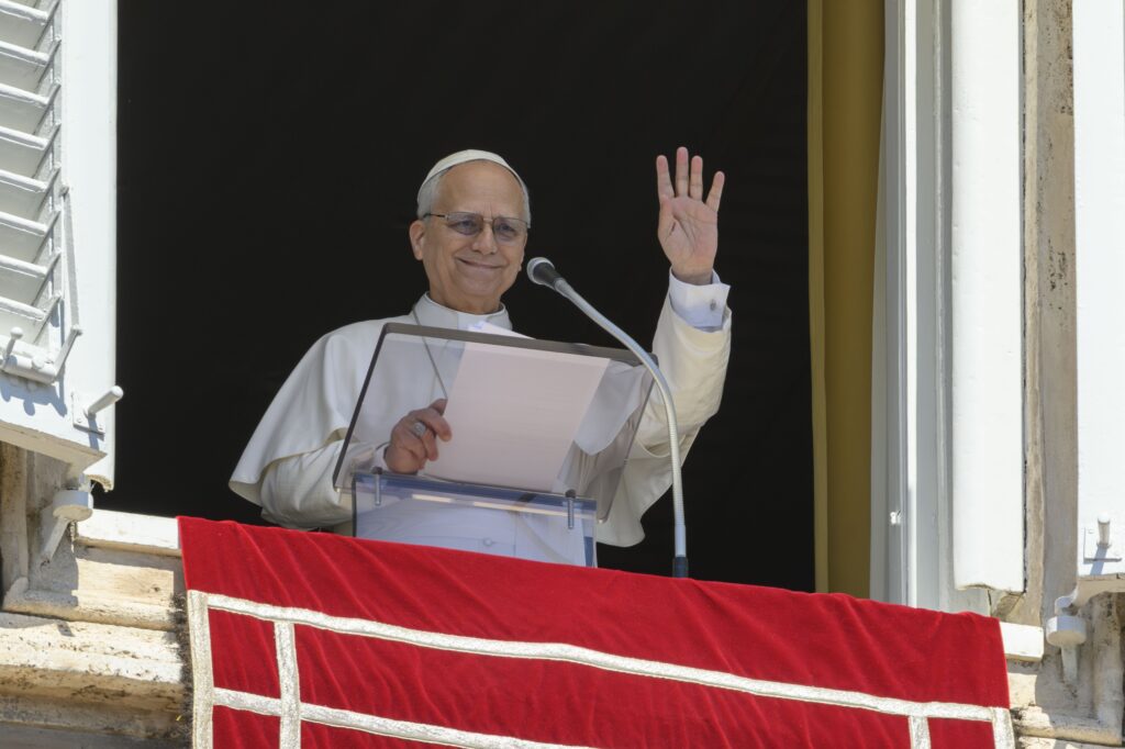 El Papa León XIV dirige el rezo del "Regina Caeli" en la Plaza de San Pedro, en el Vaticano, el 6 de abril de 2026. El Papa León rindió homenaje al Papa Francisco e hizo un llamamiento a los católicos para que sigan el ejemplo del difunto pontífice al proclamar la verdad en un mundo convulso. (Foto de OSV News / Elisabetta Trevisan, Vatican Media)