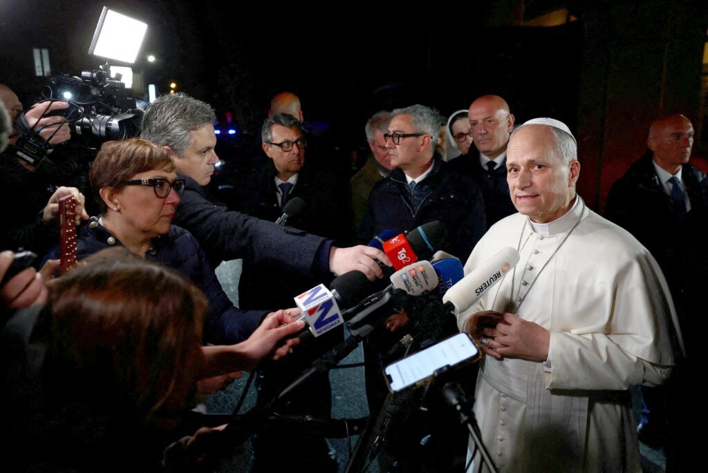 El papa León XIV se dirige a los medios de comunicación al salir de la residencia papal de Castel Gandolfo para regresar al Vaticano el 7 de abril de 2026. El papa León XIV criticó duramente la amenaza del presidente de Estados Unidos, Donald Trump, de que «toda una civilización morirá esta noche» si Irán no llega a un acuerdo antes de las 20:00 h (hora del este) de esa misma noche. (Foto de OSV News/Guglielmo Mangiapane, Reuters)