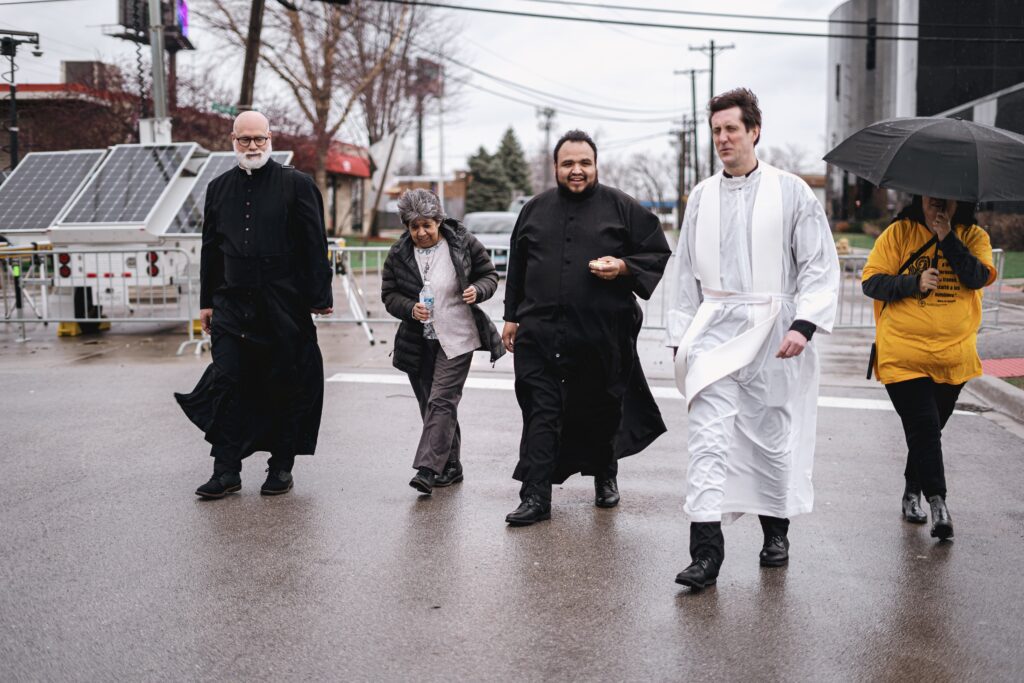 El padre claretiano Paul Keller (a la izquierda), la hermana Alicia Gutierrez --miembro de la Orden de las Auxiliadoras (Society of Helpers)--, el padre Juan Vargas de la Arquidiócesis de Chicago y el padre jesuita David Inczauskis regresan de su visita de Jueves Santo al centro de detención de ICE en Broadview, el 2 de abril de 2026, tras brindar asistencia espiritual a 14 personas allí detenidas. (Foto OSV News/cortesía de CSPL)