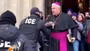 Captura de pantalla de un video deepfake generado con inteligencia artificial en el que un falso obispo confronta a agentes de inmigración. Las redes sociales están inundadas de contenidos falsos que imitan a líderes católicos, y muchos usuarios están siendo engañados. (OSV News/Instagram)