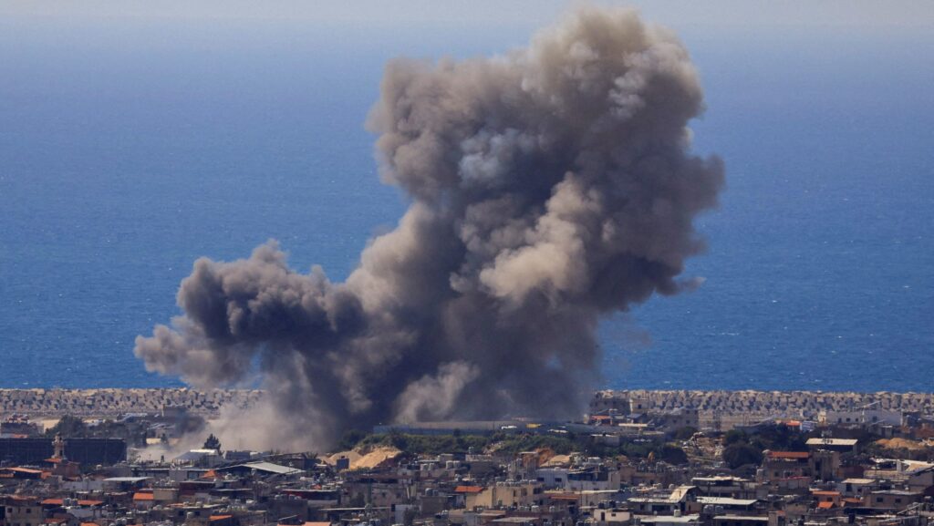 Miembros del humo se elevan tras un ataque aéreo israelí en los suburbios del sur de Beirut, visto desde Baabda el 8 de abril de 2026. Mientras el alto al fuego entre Estados Unidos e Irán corría el riesgo de colapsar, Israel continuó sus ataques en Líbano, causando al menos 254 muertos y cientos de heridos. (OSV News/Mohamed Azakir, Reuters)