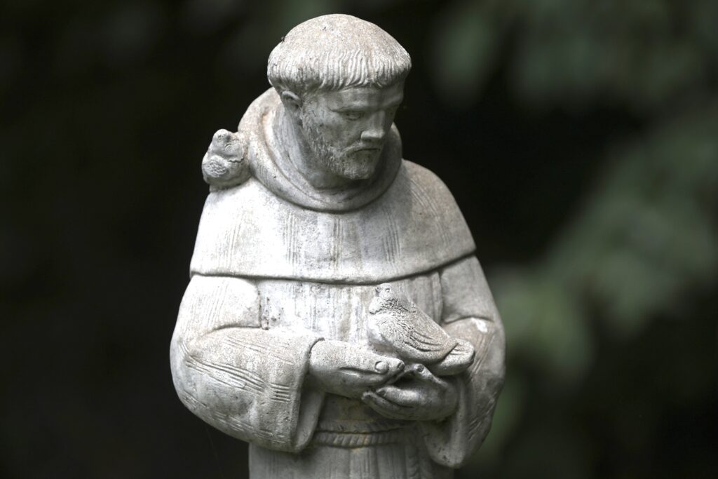 Una estatua de San Francisco de Asís aparece en la imagen frente a un hospital de animales en Prince Fredrick, Maryland, el 22 de julio de 2021. (Foto OSV News/Bob Roller)
