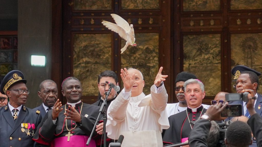El papa León XIV suelta una paloma junto a representantes de la comunidad al término de un encuentro por la paz celebrado en la catedral de San José de Bamenda, Camerún, el 16 de abril de 2026. (Foto CNS/Lola Gómez)