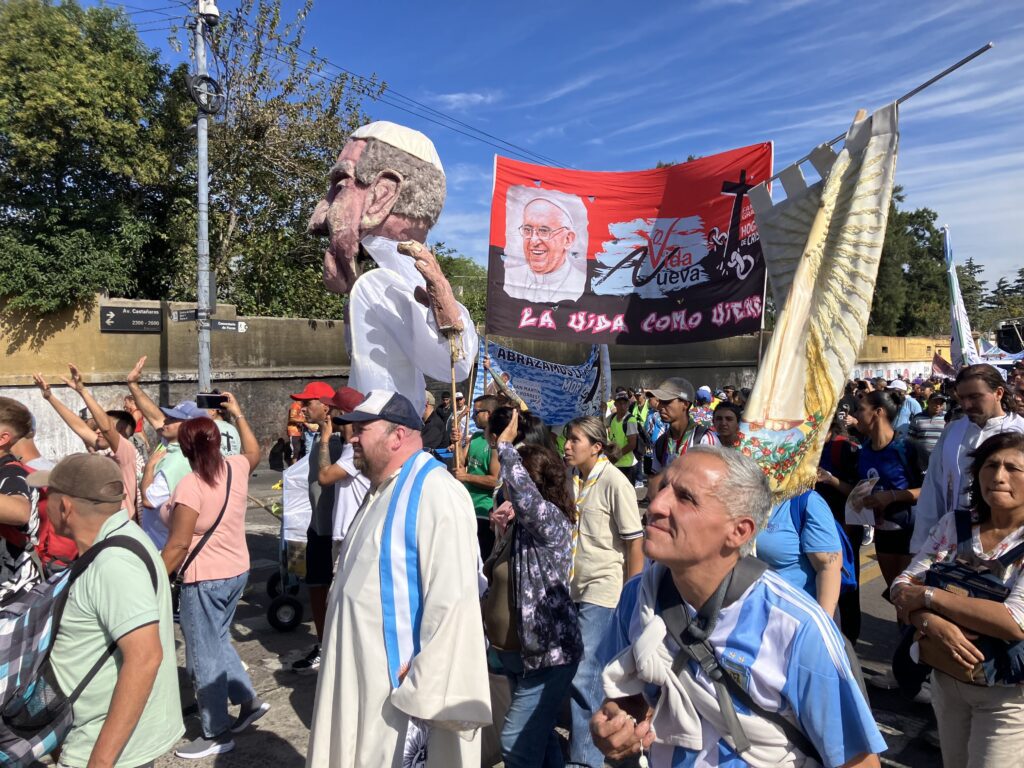 Los católicos marcharon en caravana por el barrio de Flores, en Buenos Aires, Argentina, el 11 de abril de 2026, lugar de nacimiento del Papa Francisco. El difunto Papa sigue siendo muy querido en los barrios pobres, donde priorizó la atención de la Iglesia como arzobispo de Buenos Aires. El Papa Francisco, anteriormente el cardenal argentino Jorge Mario Bergoglio, falleció el 21 de abril de 2025, a los 88 años. (Foto OSV News/David Agren)