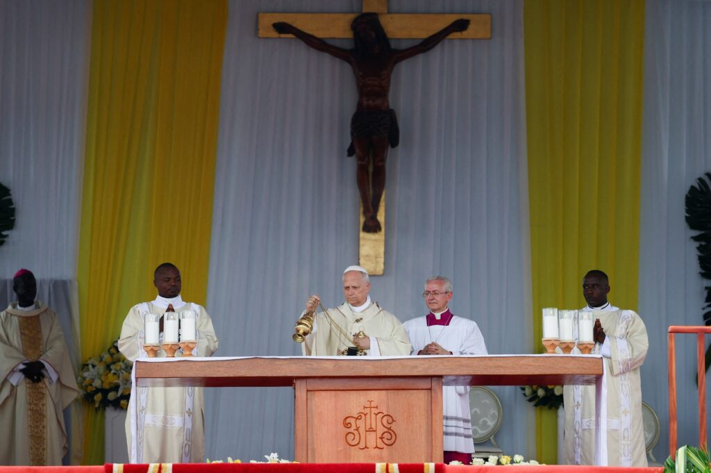 El Papa León XIV celebra una Misa cerca del Estadio Japoma en Duala, Camerún, el 17 de abril de 2026. (Foto OSV News/Guglielmo Mangiapane, Reuters)