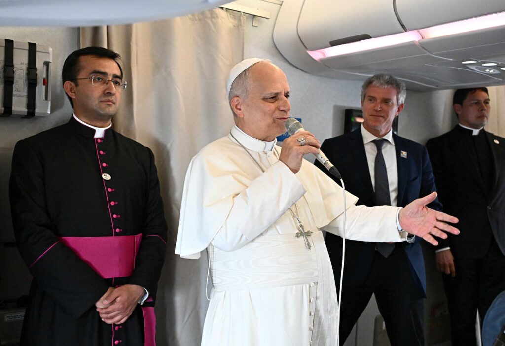 El Papa León XIV habla con los periodistas a bordo de un vuelo de camino a Luanda, Angola, el 18 de abril de 2026. En el vuelo de Camerún a Angola, el Papa rechazó la narrativa de los medios que lo ha enfrentado al presidente Donald Trump desde el inicio de su viaje apostólico de 11 días a África. (Foto de OSV News/Luca Zennaro, pool vía Reuters)