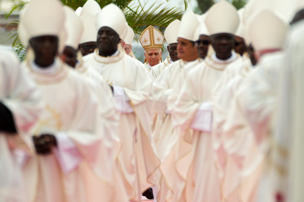 El Papa León XIV llega en procesión para celebrar la Misa en la explanada de Kilamba, en Luanda, Angola, el 19 de abril de 2026. (Foto CNS/Lola Gomez)