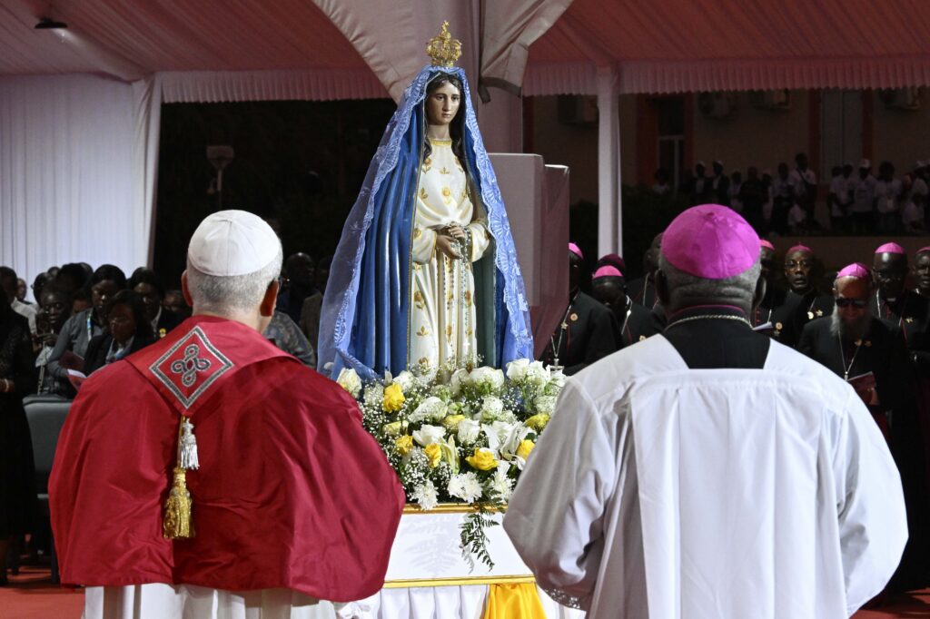 El Papa León XIV dirige el rezo del rosario en el Santuario de Nuestra Señora de Muxima en Muxima, Angola, el 19 de abril de 2026. (Foto OSV News/Simone Risoluti, Vatican Media)