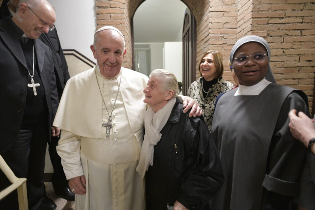 El papa Francisco abraza a una mujer durante la inauguración de un nuevo albergue, centro de día y comedor social para los pobres en el Palazzo Migliori, frente a la plaza de San Pedro, el 15 de noviembre de 2019. El albergue, financiado por la Oficina de la Limosna Apostólica, contará con voluntarios de la Comunidad de Sant'Egidio y se inauguró coincidiendo con la Jornada Mundial de los Pobres. (Foto CNS/Vatican Media)