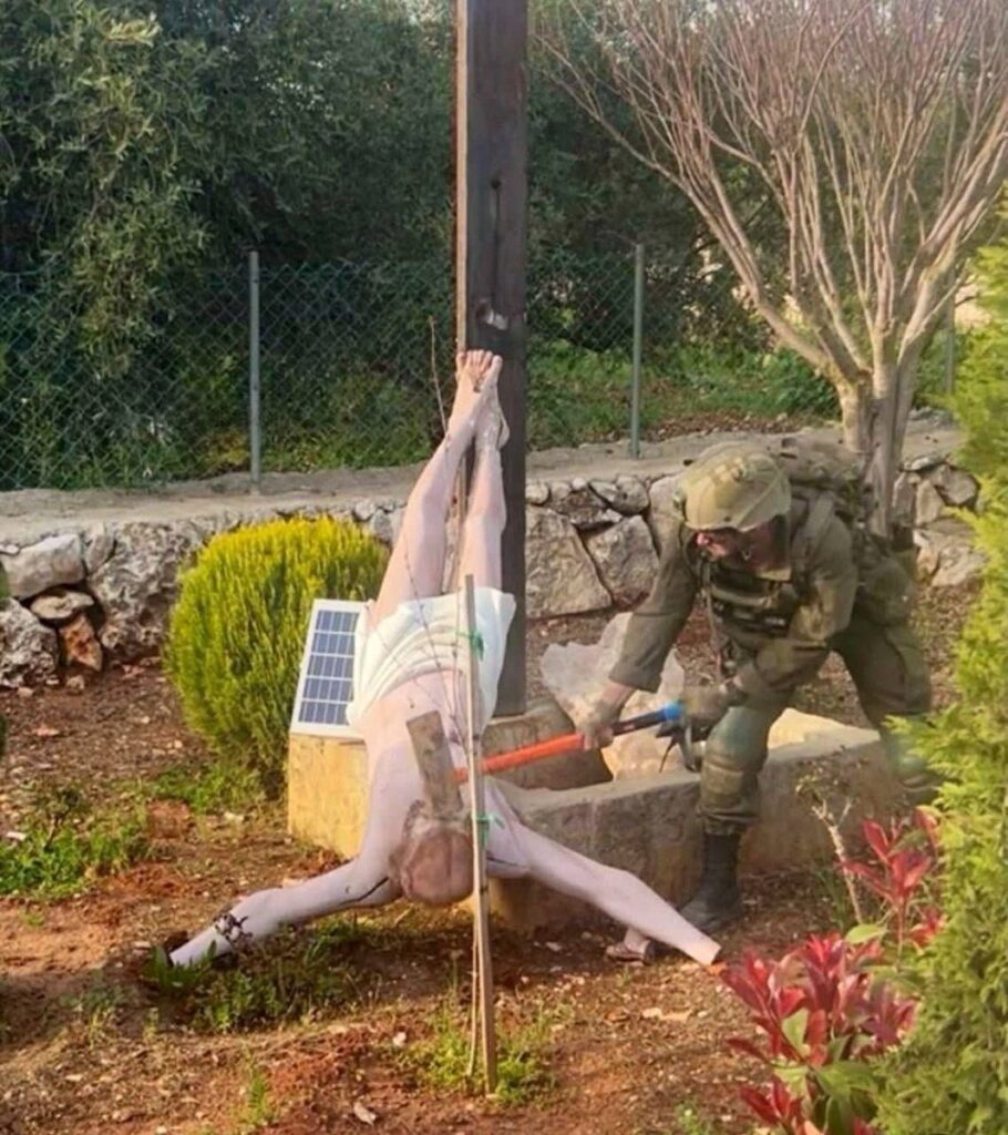 Se observa a un soldado israelí destruyendo una estatua de Jesús en Debel, Líbano, el 19 de abril de 2026. Las Fuerzas de Defensa de Israel confirmaron el 19 de abril la autenticidad de la fotografía, la cual fue publicada en X por el periodista palestino Younis Tirawi. (Foto de OSV News/x.com vía Reuters)